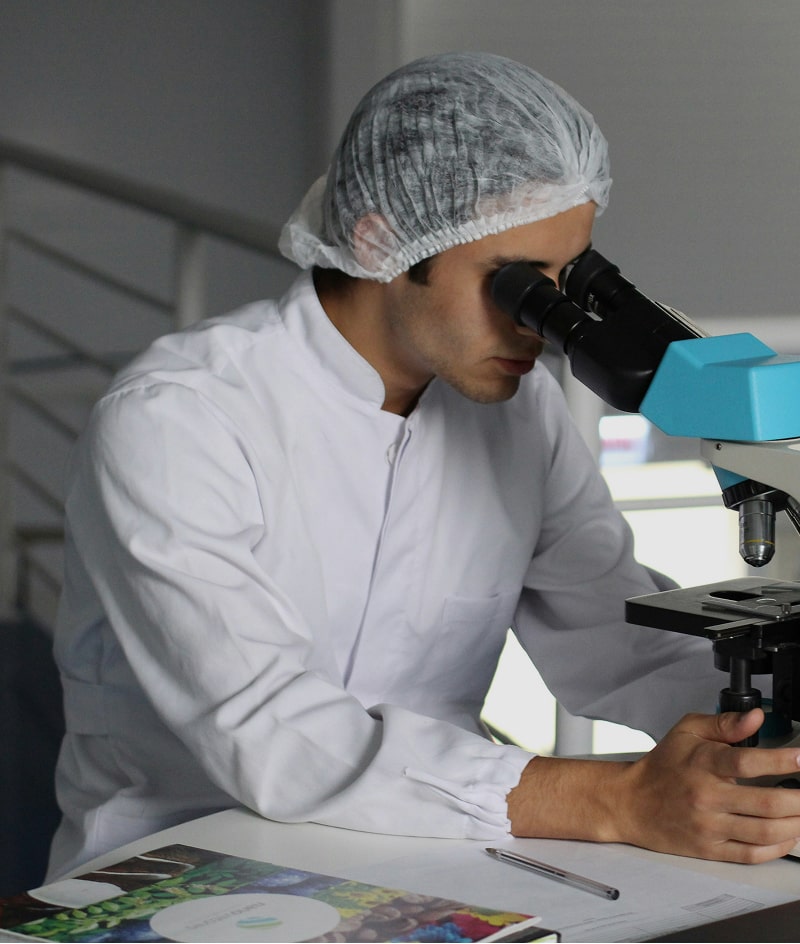 stock-Lab_scientist-min